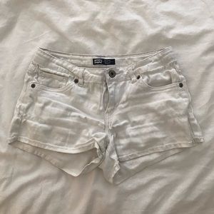white levi denim shorts
